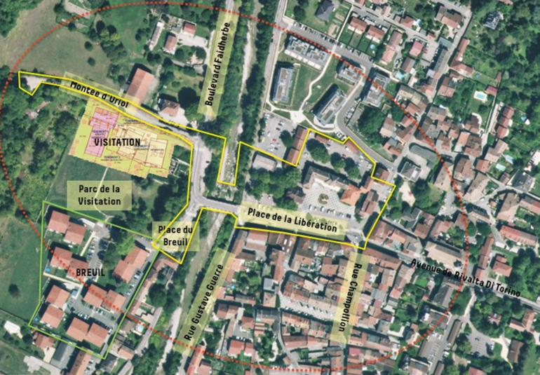 Vue aérienne de Vif, avec le secteur du projet qui inclue la Place de la Libération, le parking à l’arrière de la mairie, le Pont de la Gresse, le Parc de la Visitation et la Place du Breuil