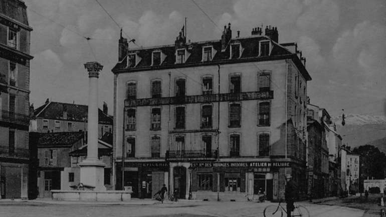 Photo ancienne, en noir et blanc, de la Place de Metz