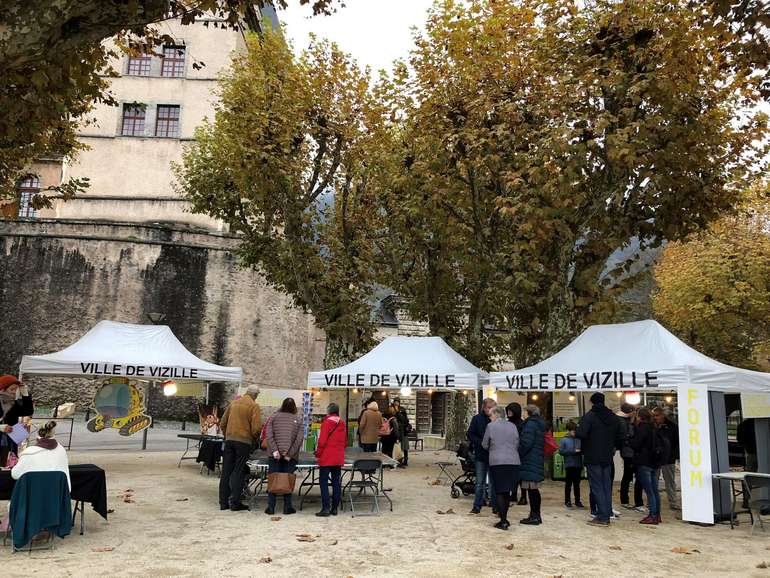 Des habitants sur la place du château lors du forum de lancement de la concertation sur la centralité Vizilloise