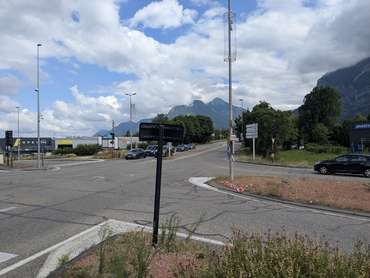 Photo du carrefour au débouché de la rue de la Maladière