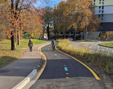 Exemple de piste cyclable bidirectionnelle séparée de la chaussée